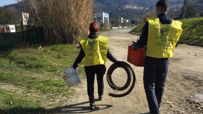 Albiano, volontari ripuliscono strade e corsi d’acqua Albiano, volontari ripuliscono strade e corsi d’acqua