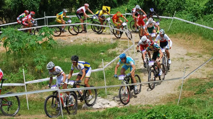 Una gara di mountain bike Una gara di mountain bike