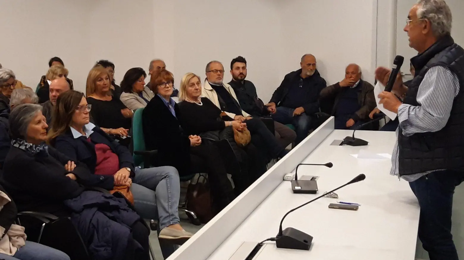 Processo al crollo del Pd Guccinelli prende la mira Mione, Forcieri e Dicasale sparano ad alzo zero Processo al crollo del Pd Guccinelli prende la mira Mione, Forcieri e Dicasale sparano ad alzo zero