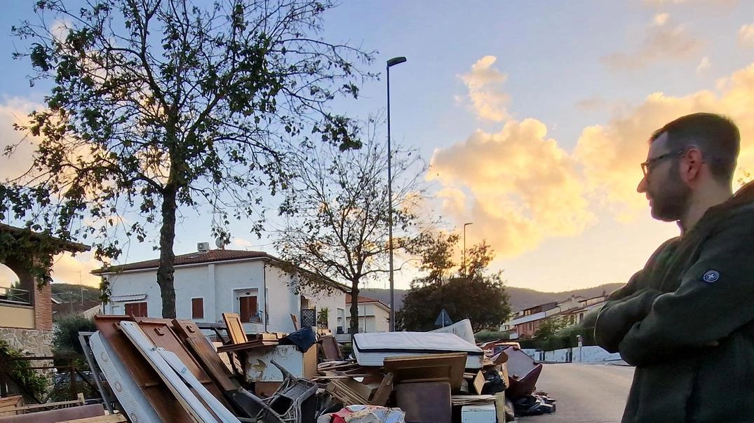 Fanghi e spazzatura. Task-force per liberare le strade e le piazze. Corsa contro il tempo Fanghi e spazzatura. Task-force per liberare le strade e le piazze. Corsa contro il tempo
