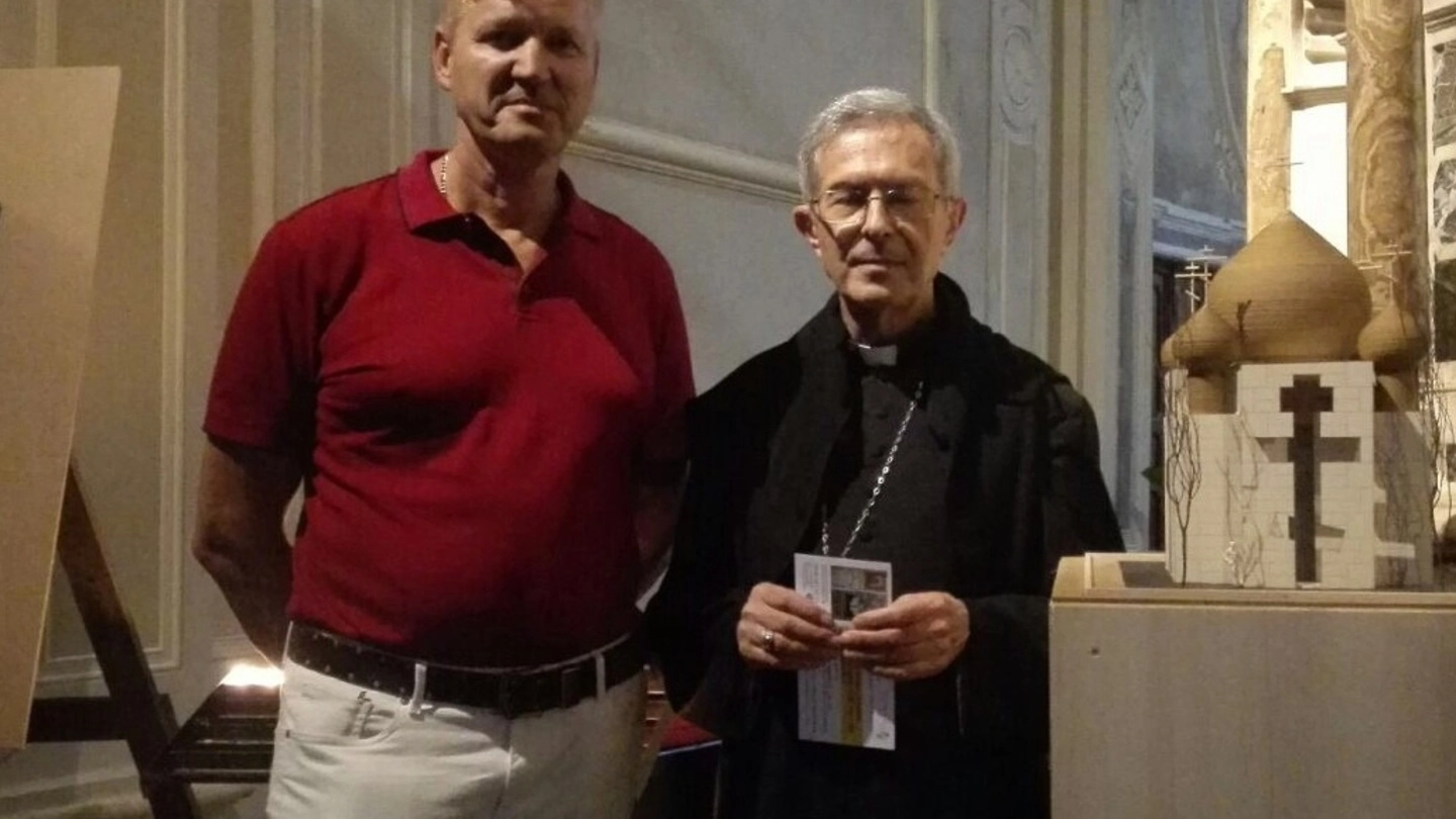 Il presidente dell’associazione Russkaya Versilia, Dimitri Kuzmin, con l’Arcivescovo Giovanni Paolo Benotto