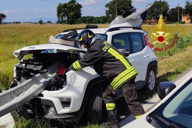 L'auto trafitta dal guardrail