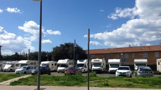 Il parcheggio di via Berti-Mantelassi "invaso" dai caravan