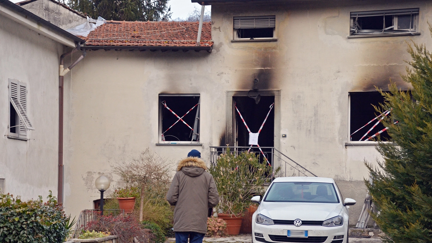 La casa devastata dall'incendio (foto Borghesi)