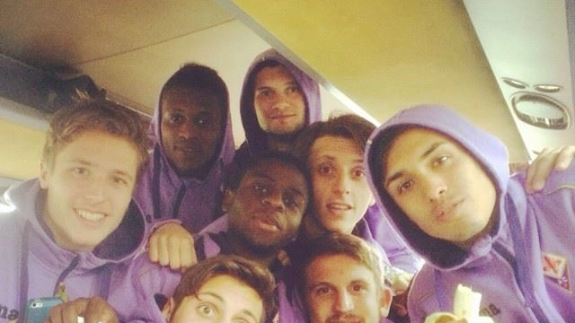 Il gruppo della Fiorentina Primavera festeggia la vittoria con la Juventus