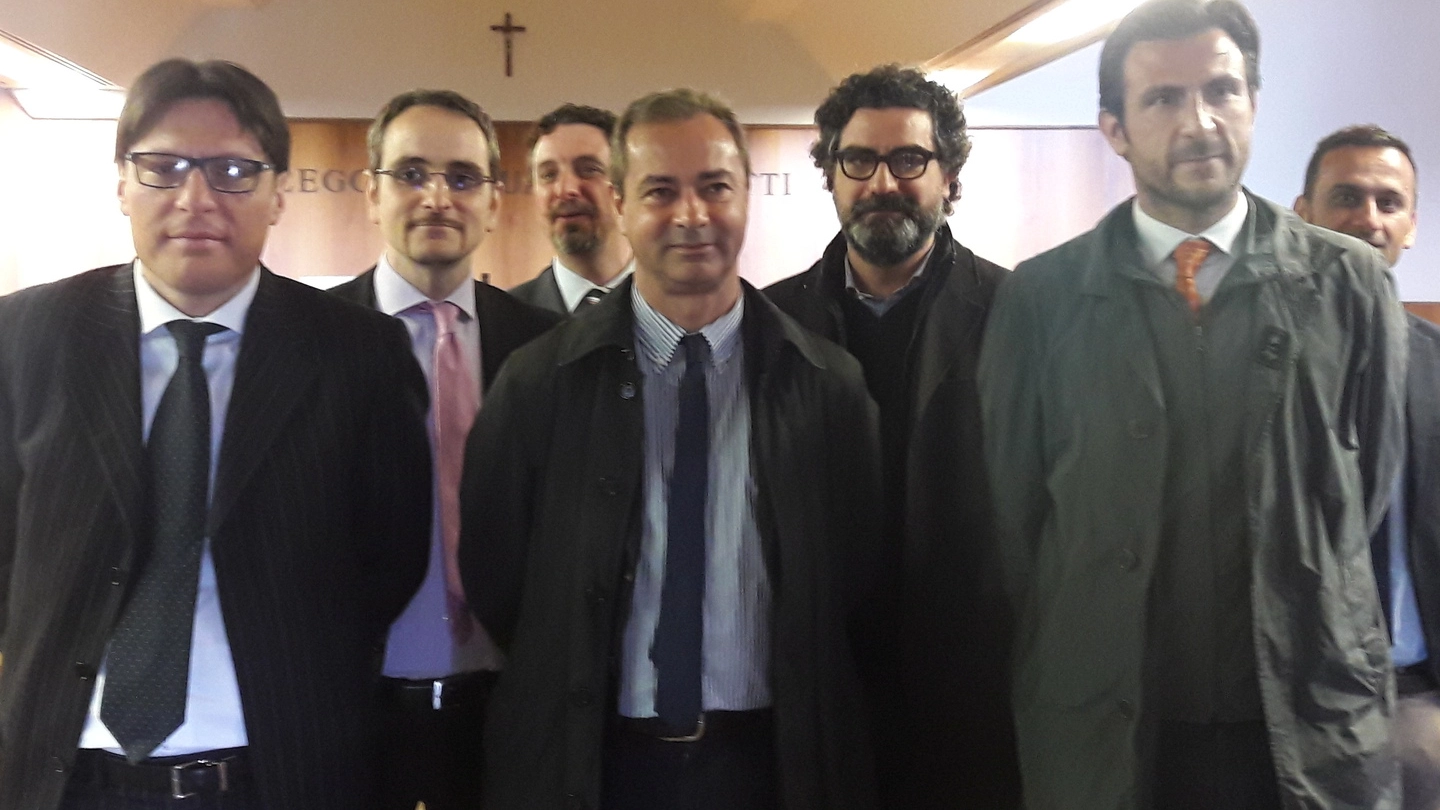 Al centro il presidente della Camera penale di Prato Eugenio Zaffina insieme agli avvocati Febbo, Camerini, Belli, Terranova, Marini 
