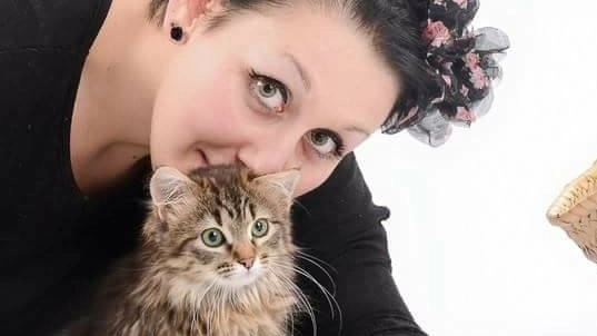 Martina Toninelli con uno dei suoi numerosi gatti