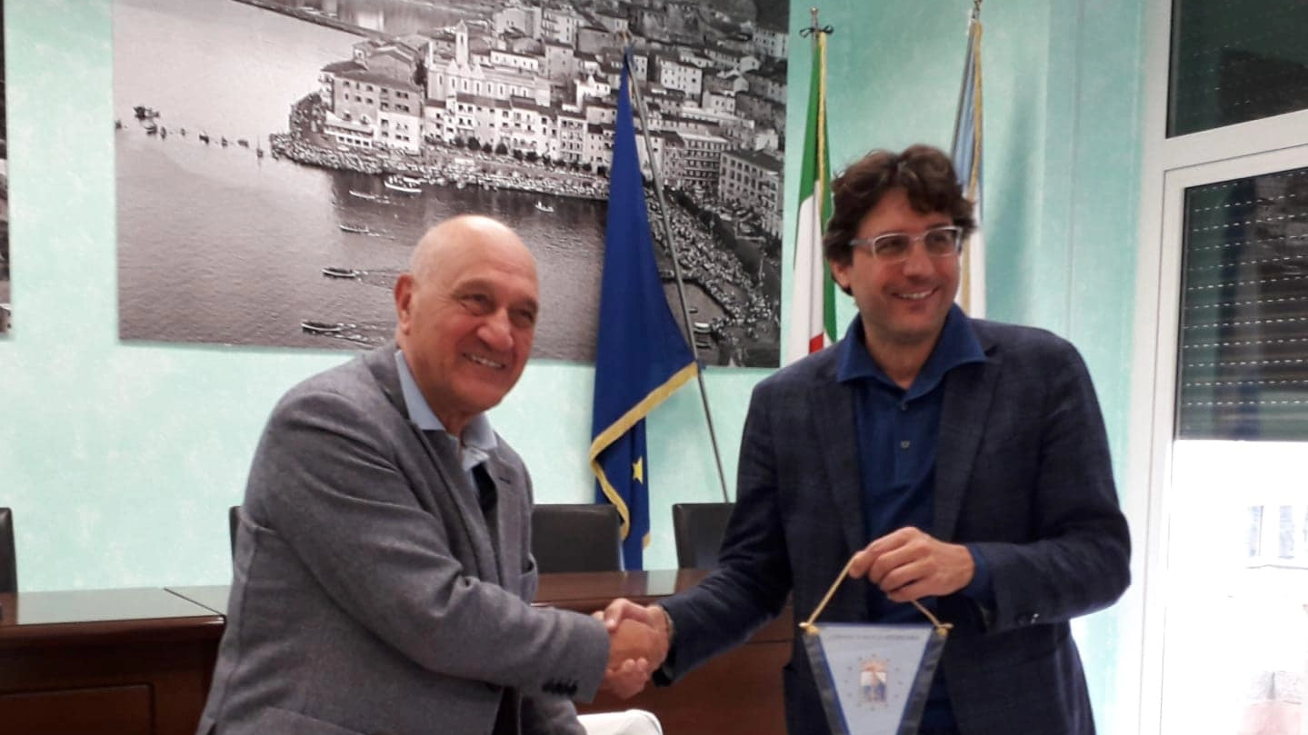Luca Santini al momento della firma con il sindaco di Monte Argentario Franco Borghini