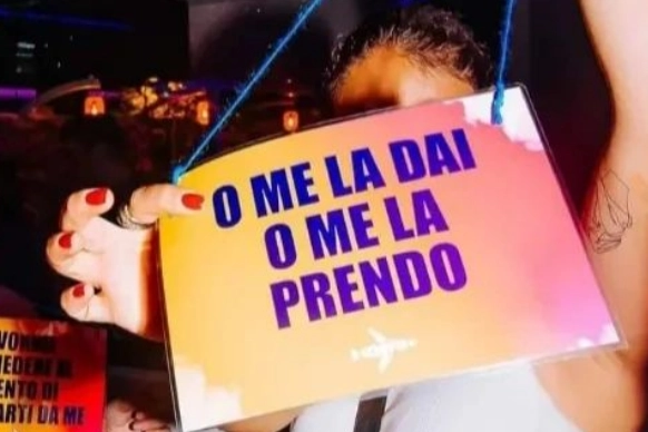 Uno dei cartelli apparsi alla festa in discoteca a Firenze