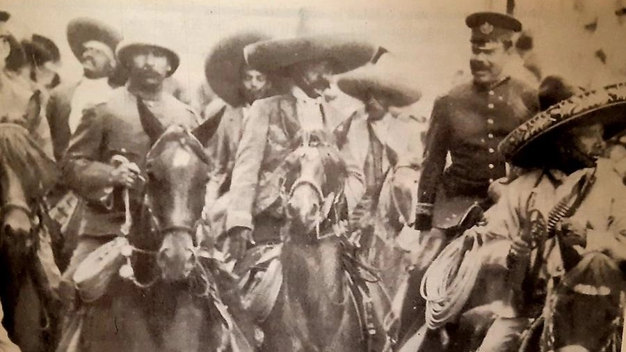 Pancho Villa (secondo da destra) tra alcuni capi dell’insurrezione 