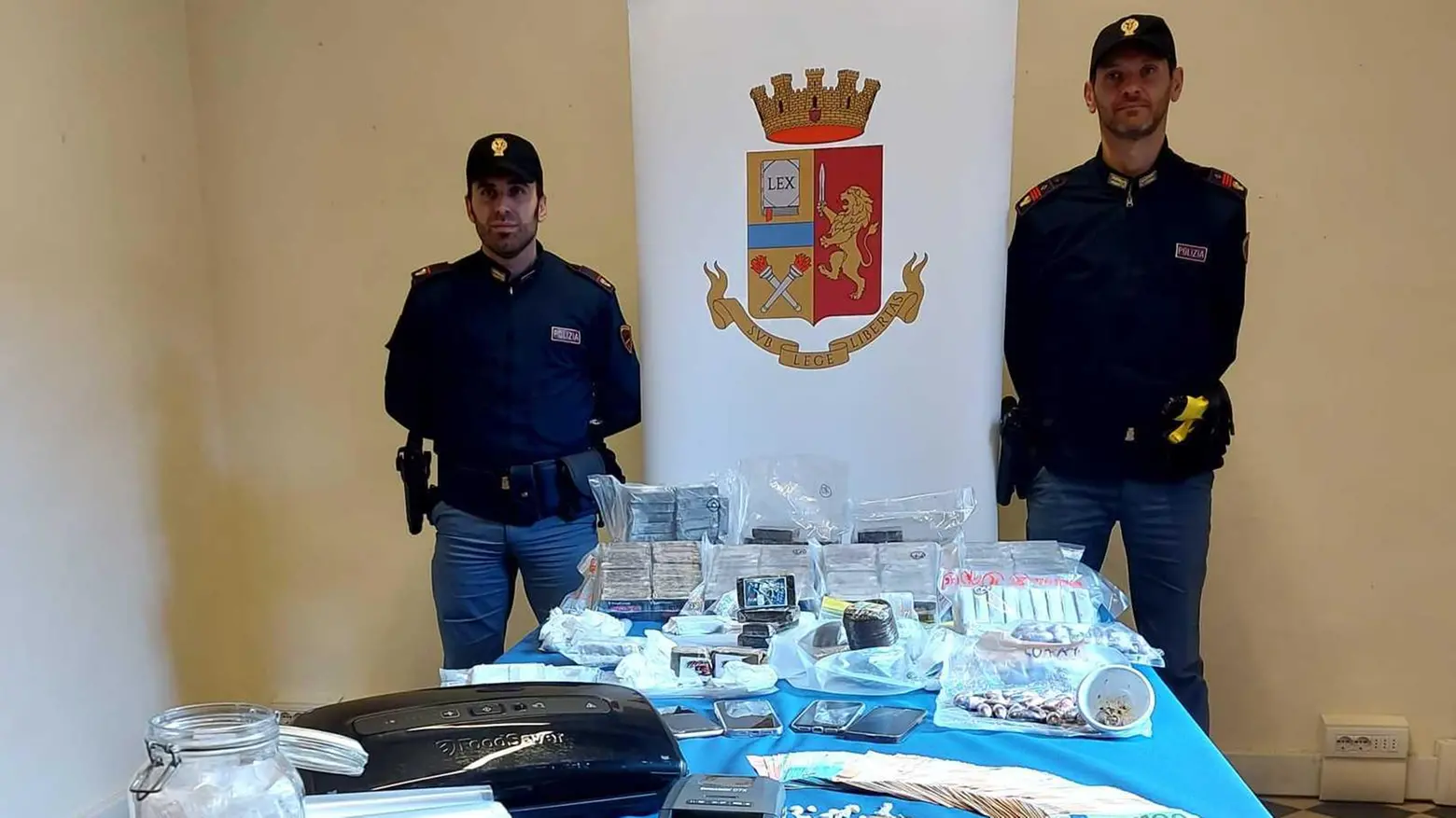 La ’casa’ dell’hashish Oggi l’interrogatorio delle giovani arrestate con 27 chili di droga La ’casa’ dell’hashish Oggi l’interrogatorio delle giovani arrestate con 27 chili di droga