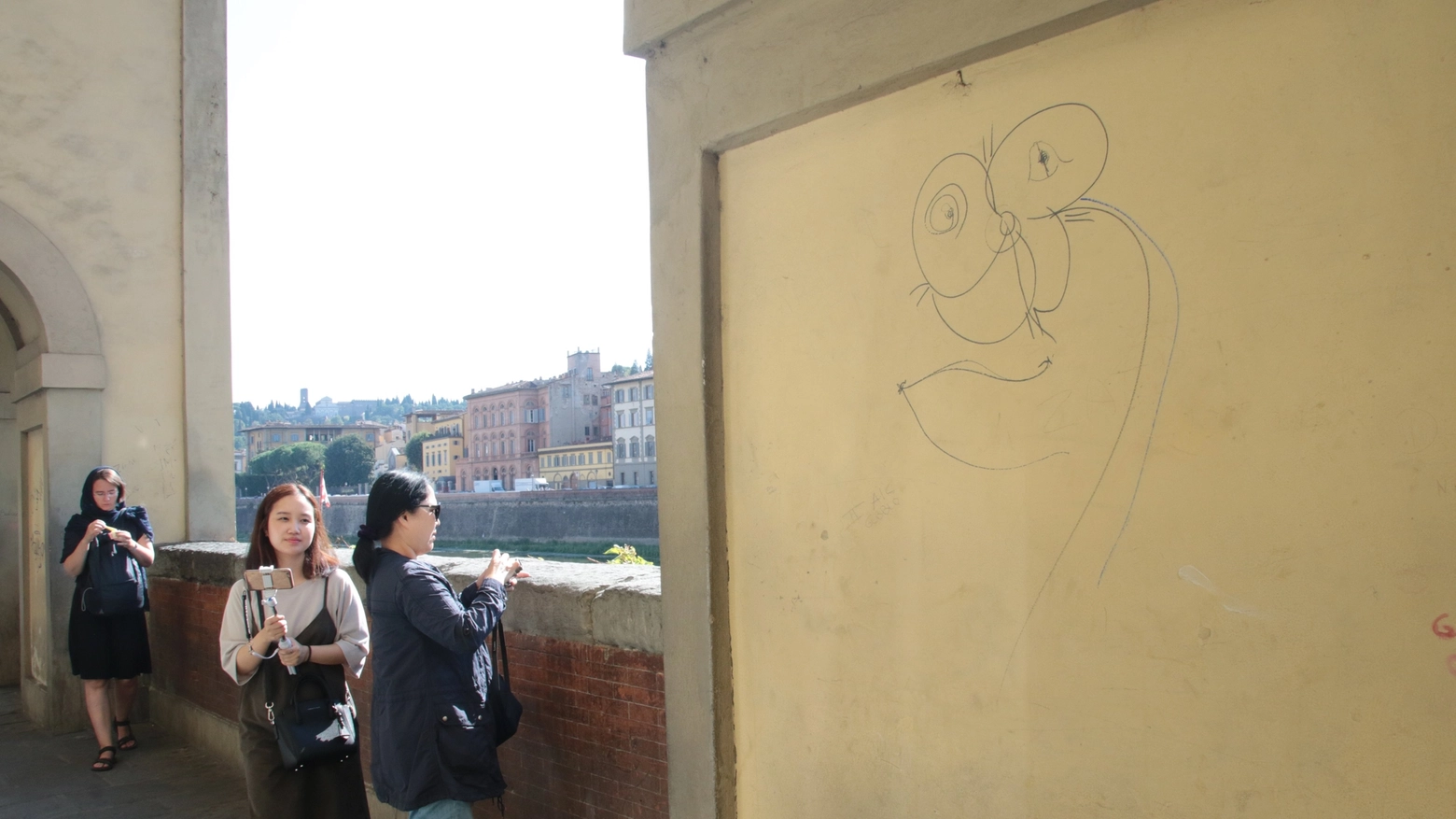 Il muro imbrattato da una turista (Foto  Umberto Visintini/New Press Photo)