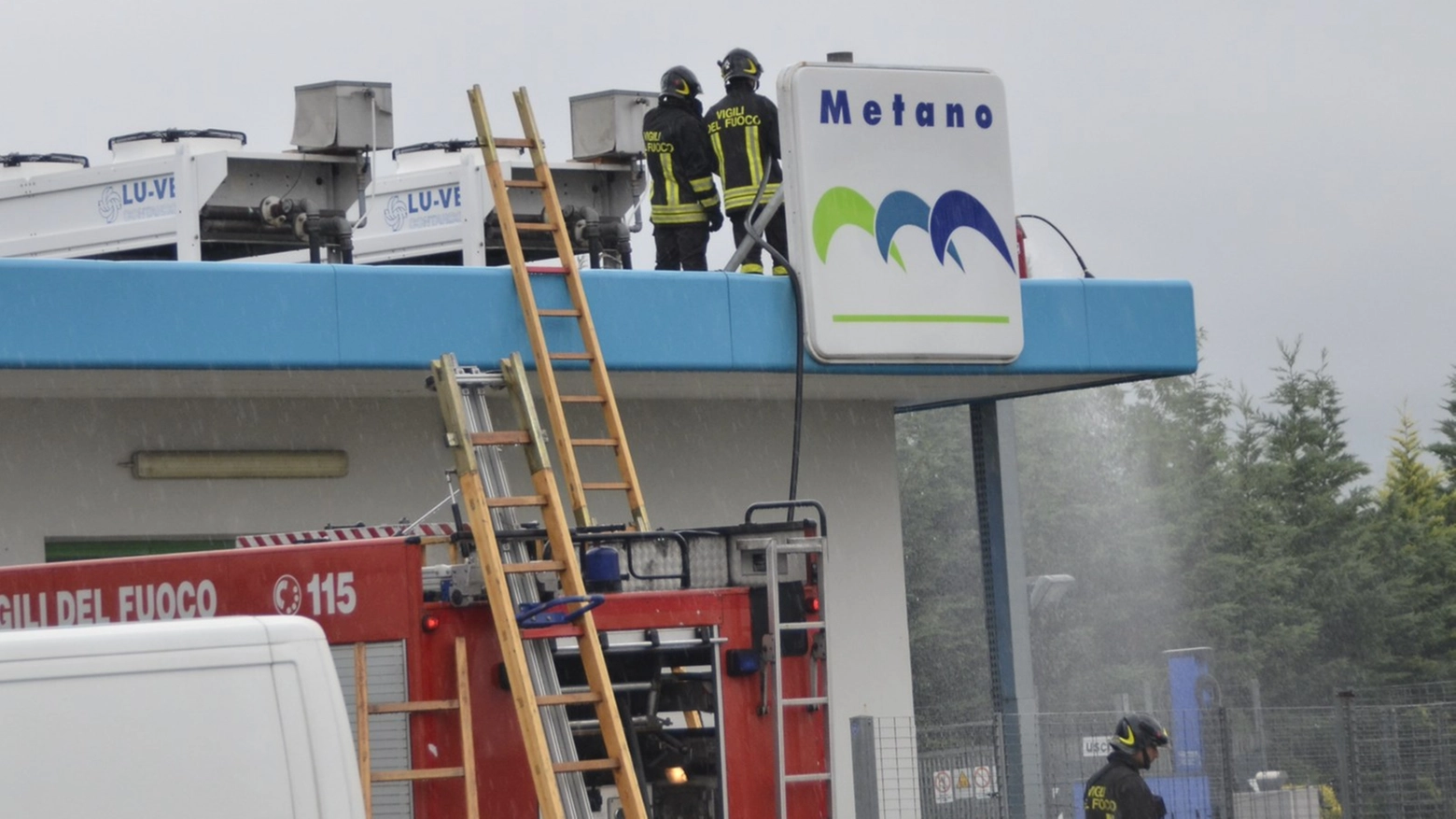 Fulmine colpisce distributore di metano in viale fratelli cervi