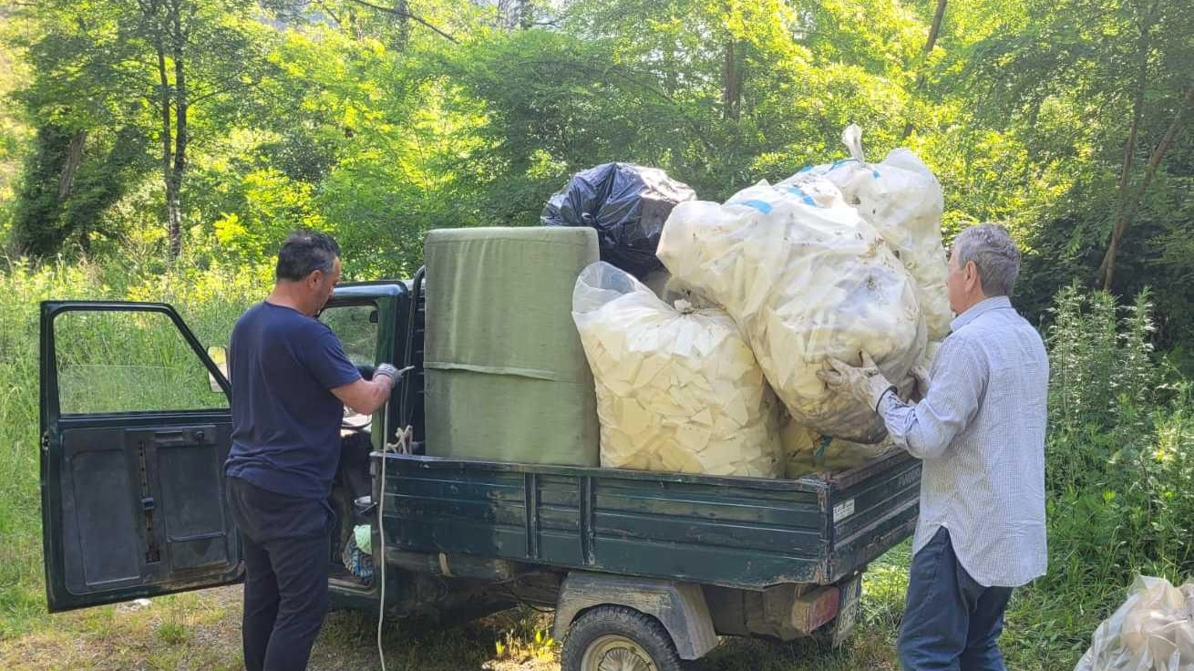 Eco-lavoro... di squadra Raccolti quintali di rifiuti Eco-lavoro... di squadra Raccolti quintali di rifiuti