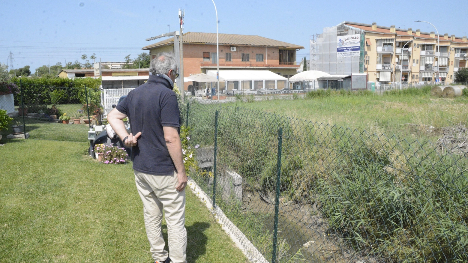 Il canale dei problemi  "Fosso vicino alle case  Situazione gravissima  per la nostra salute"