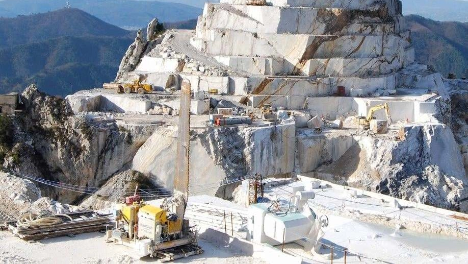 Al lavoro in una cava di marmo Al lavoro in una cava di marmo