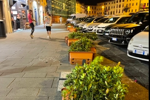 Fioriere rovesciate dal vento in piazza Mercatale a Prato