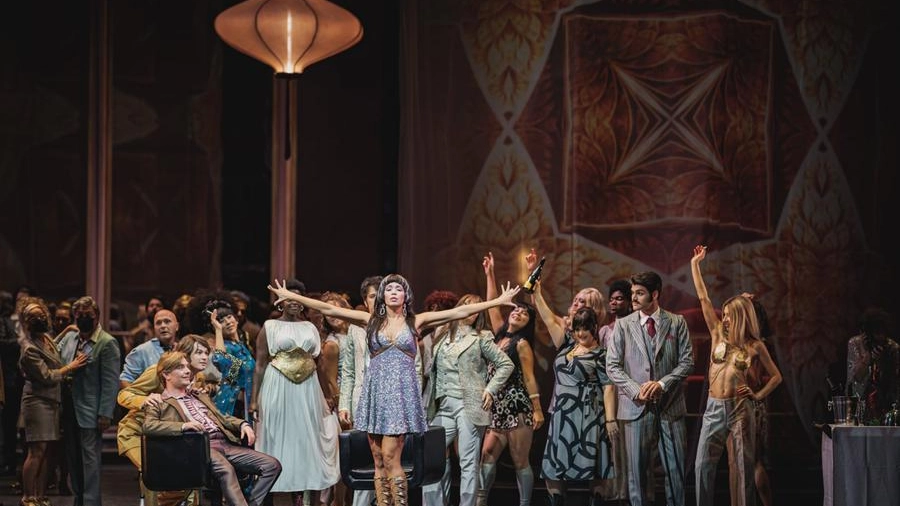 Il primo atto di Traviata (foto Michele Monasta)