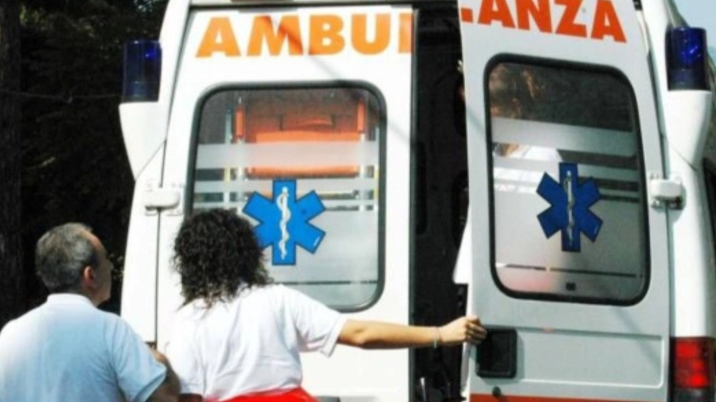 Ambulanza (immagine di repertorio) Ambulanza (immagine di repertorio)