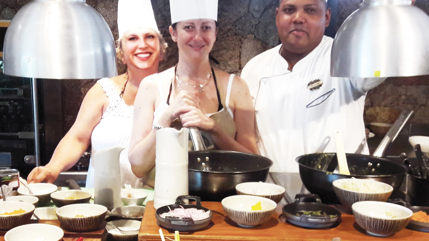Lo chef del Lemuria con due allieve tra spezie e aromi della cucina delle Seychelles