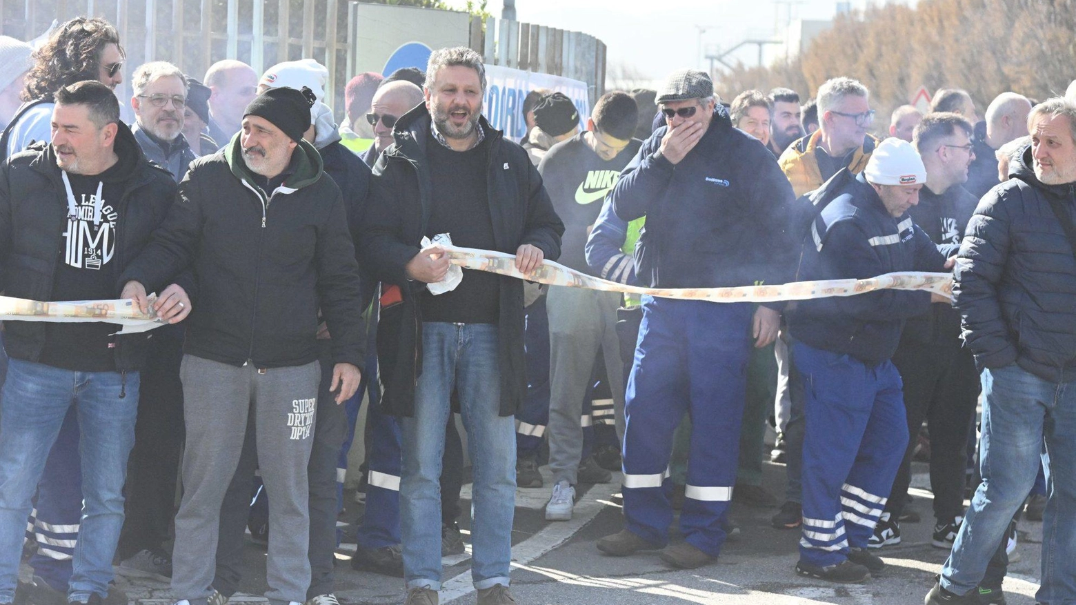 Sit-in di 200 lavoratori "Vogliamo equità" Sit-in di 200 lavoratori "Vogliamo equità"