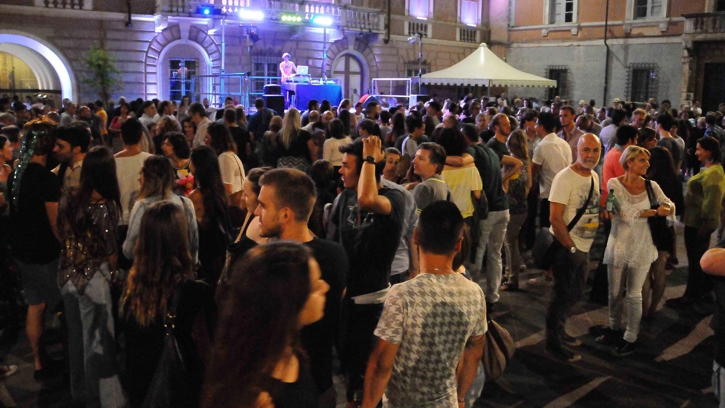 Una notte d'estate in piazza Aranci durante una manifestazione (foto di repertorio)