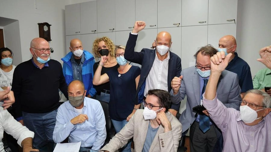 Piero Giunti, con la mascherina bianca, esulta per la vittoria (Fotocronache Germogli)