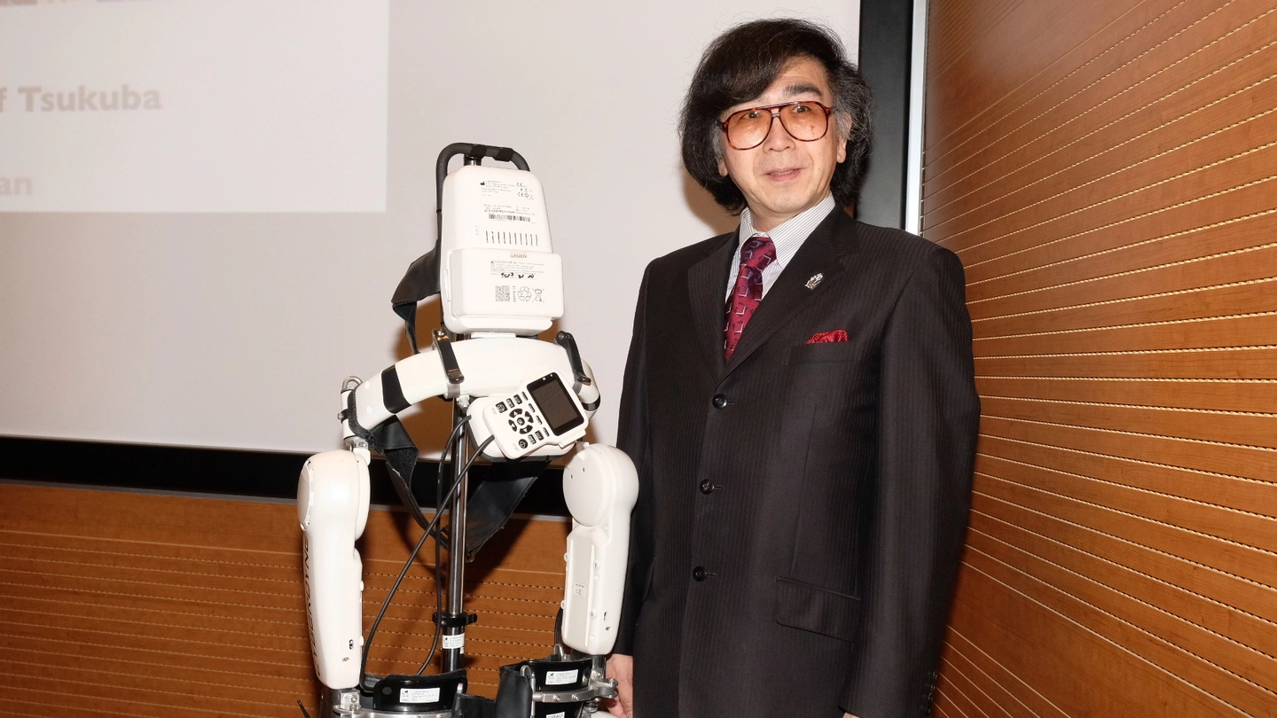 Il prof. Yoshiyuki Sankai con l'esoscheletro (Giuseppe Cabras / New Press Photo)