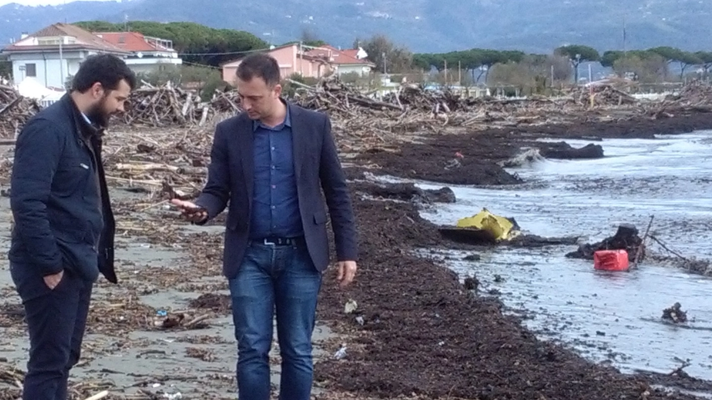 L’assessore all’ambiente di Ameglia Andrea Bernava durante il sopralluogo sul litorale