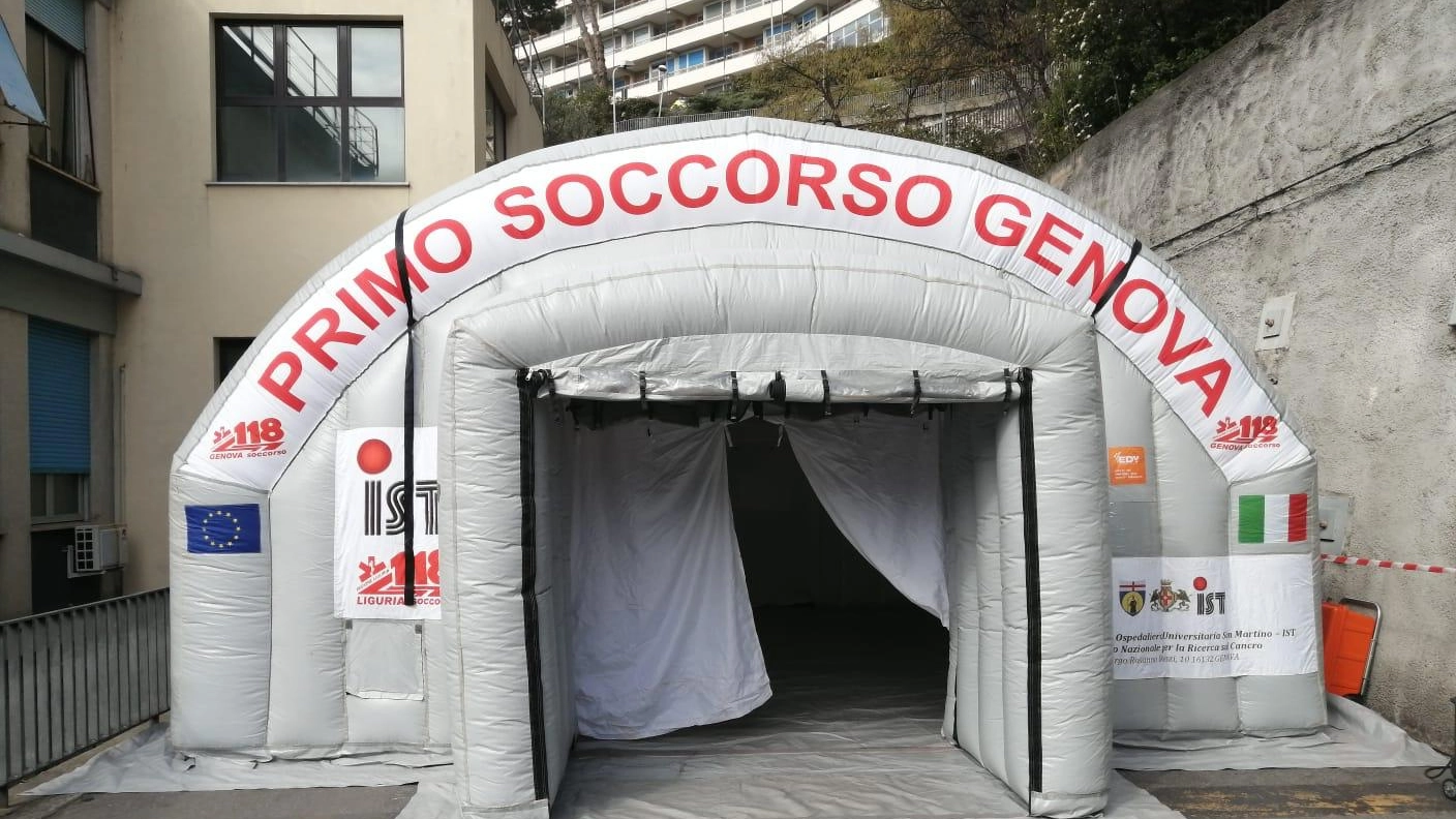 La tenda pre-triage nel pronto soccorso di Genova