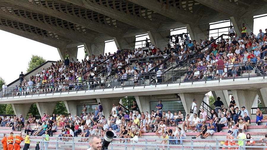 La tribuna dello stadio "Mariotti" (Foto Goiorani)