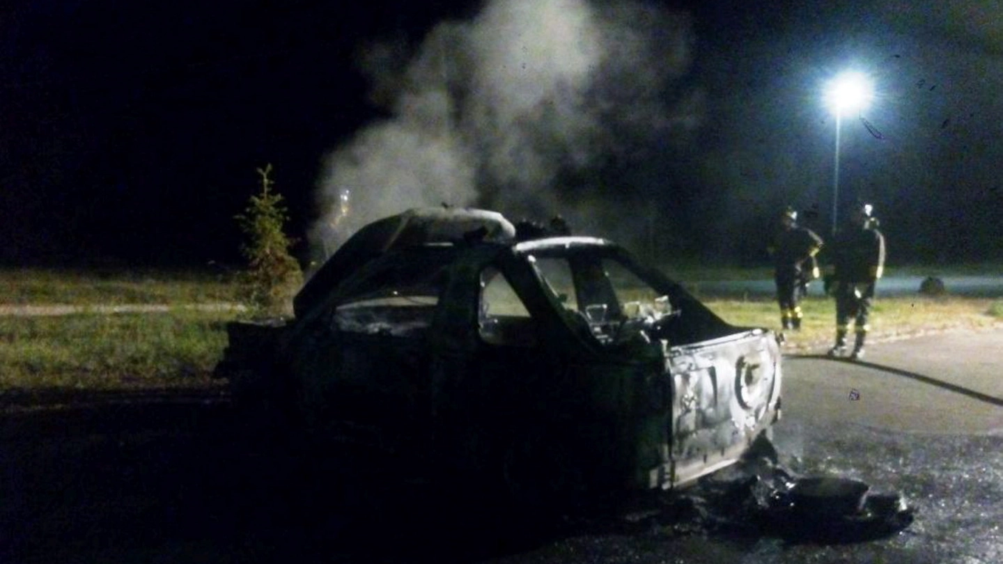 L'auto distrutta dalle fiamme (Fotocronache Germogli)
