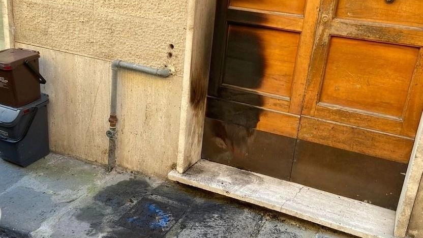 Portone va a fuoco Indagini sulle cause Portone va a fuoco Indagini sulle cause