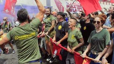 Gkn, una protesta degli operai (foto di repertorio)