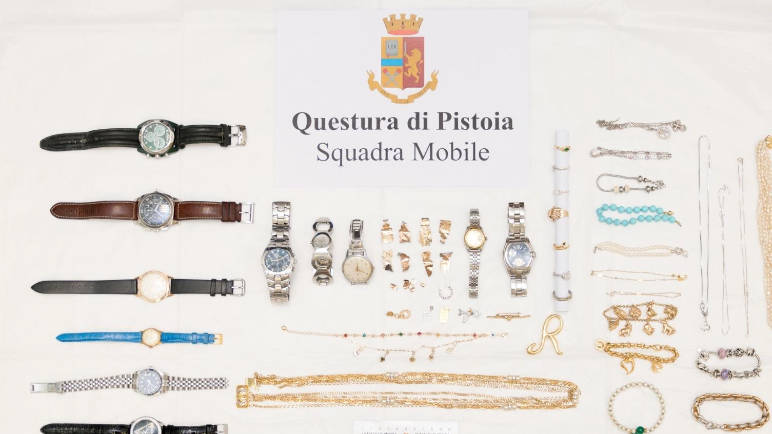 Furti in serie nelle case Arrestati dalla polizia Furti in serie nelle case Arrestati dalla polizia