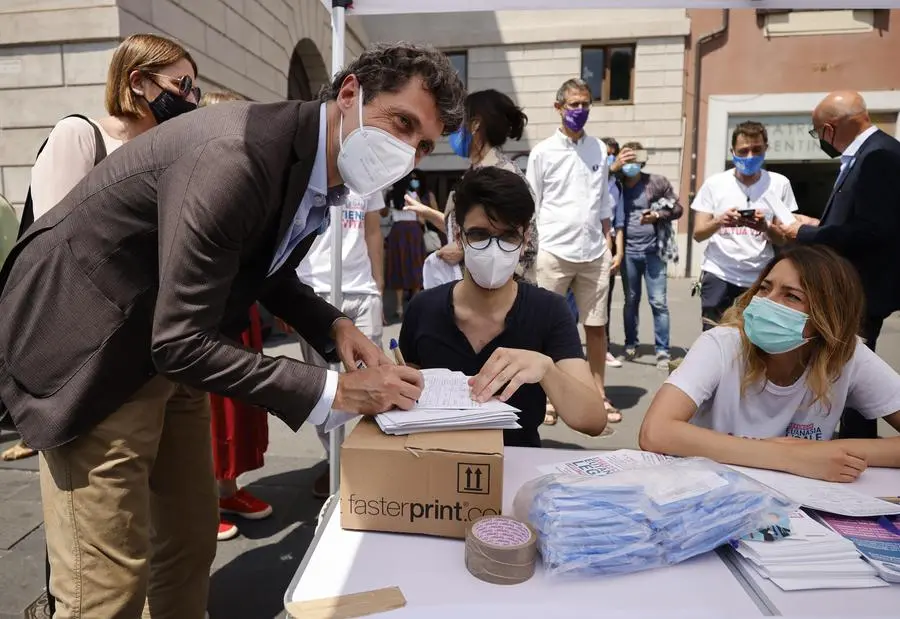 Raccolta firme per i referendum