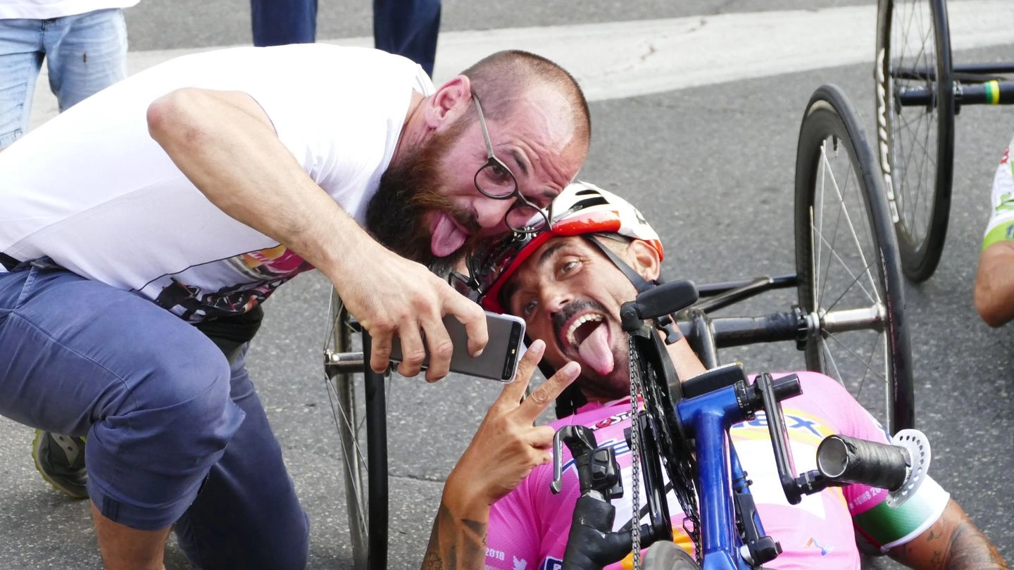 Selfie con linguaccia per il vincitore Giagnoni (foto Gianni Attalmi)