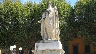 La statua di Maria Luisa in piazza Napoleone