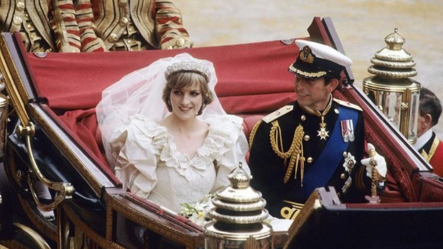 Il principe Carlo e lady Diana nel giorno delle nozze 