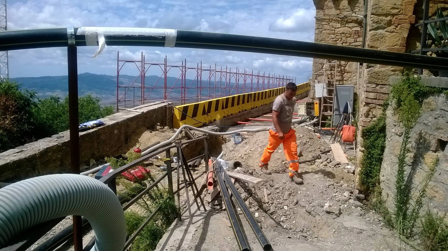 La via franata e ora ricostruita sulle Mura di Volterra