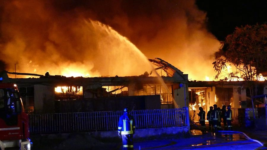 Incendio a Oste di Montemurlo (foto Gianni Attalmi)