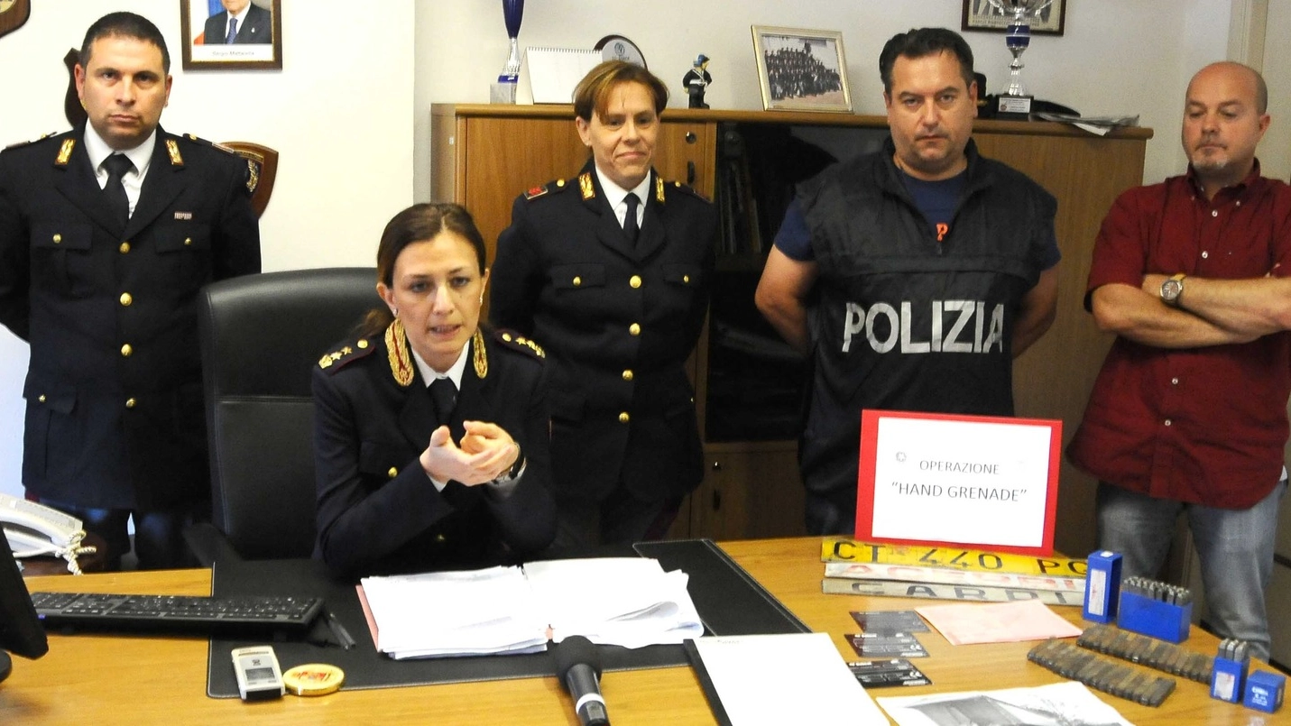 Gli agenti e il comandante della polizia stradale Serafina Di Vuolo con il materiale sequestrato nell’officina abusiva 