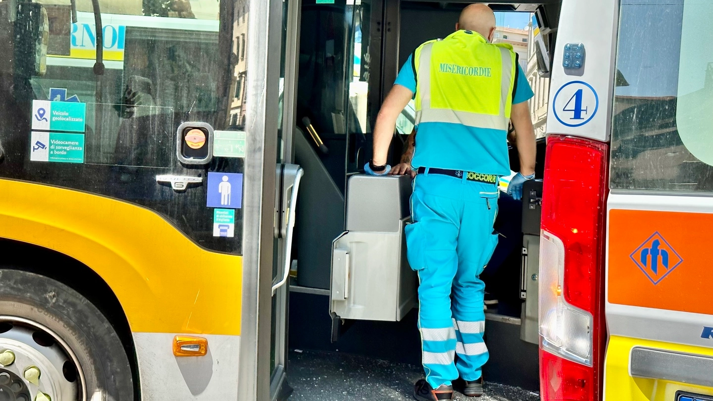 Personale sanitario a bordo di un bus dopo un’aggressione (foto d’archivio)
