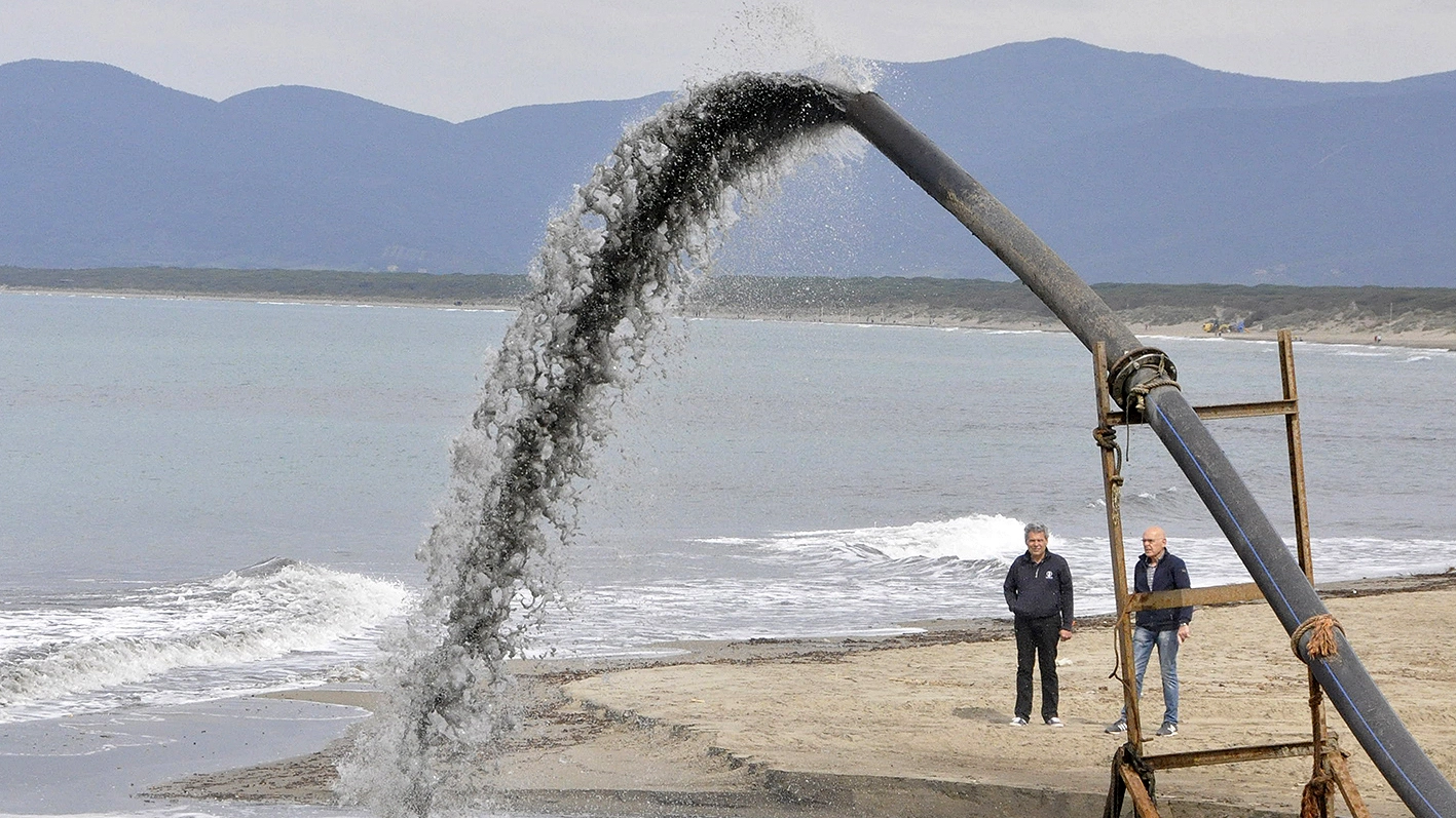 Le operazioni di dragaggio (Foto Aprili)