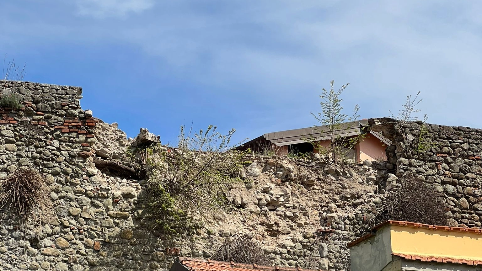 La porzione di mura crollate La porzione di mura crollate