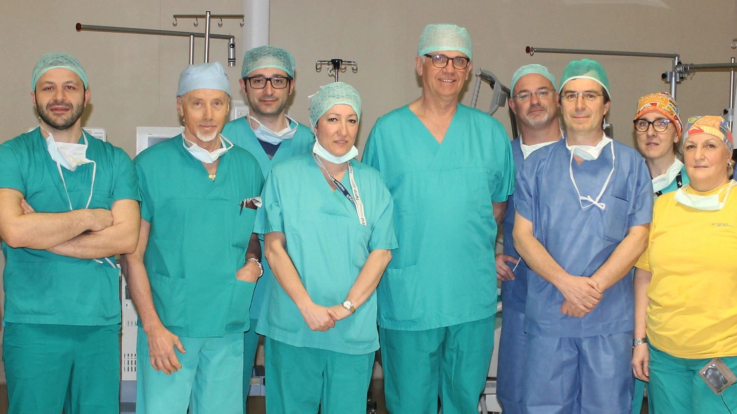 L’equipe di chirurghi dell’ospedale Papa Giovanni XXIII di Bergamo che ha trapiantato i polmoni alla quattordicenne empolese