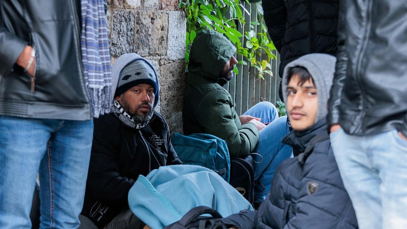 Dopo il question time di Auletta e la risposta dell’assessore al sociale. Bonanno abbiamo chiesto i dati alla Prefettura: chi sono e come. vengono seguiti i giovani pakistani accampati sotto le arcate di via Lalli.