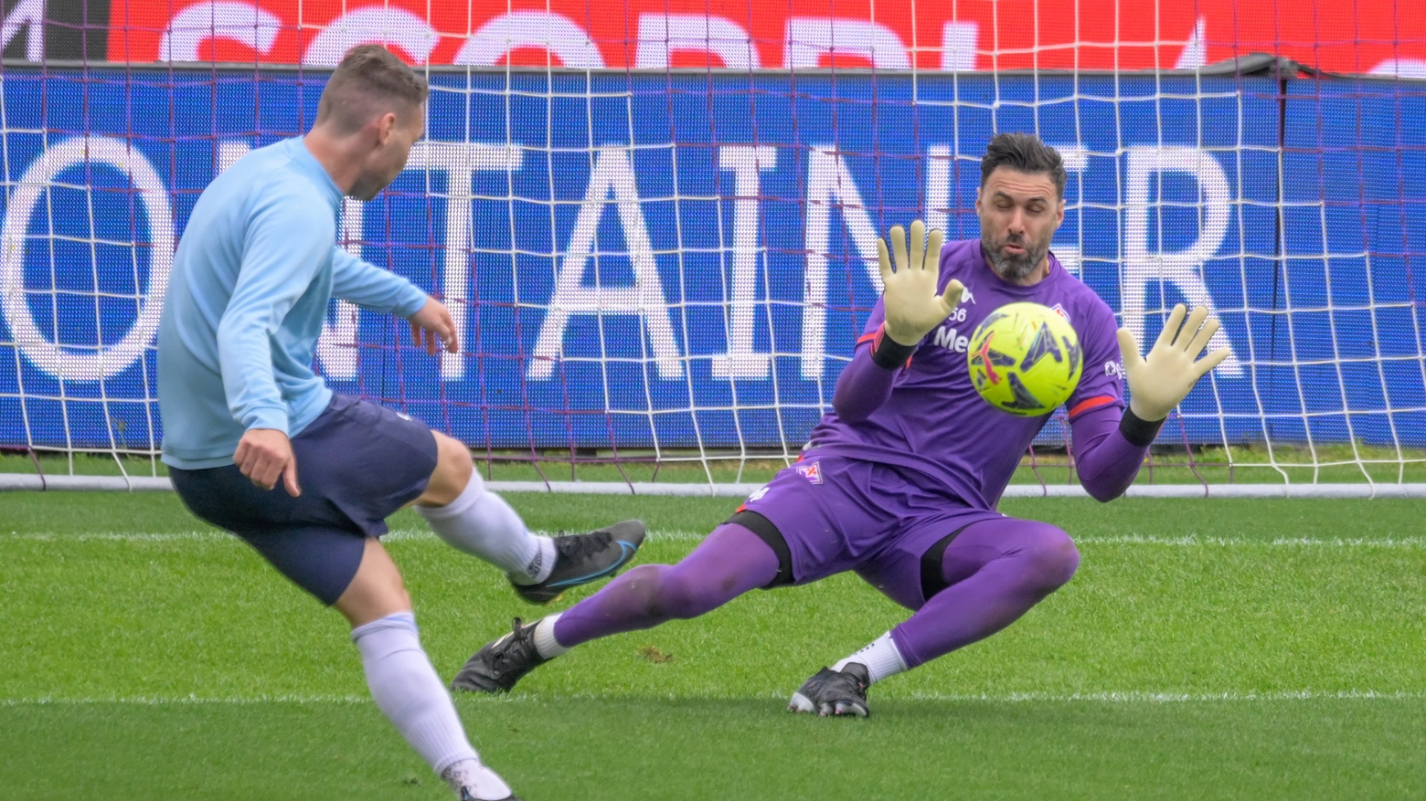 Il portiere viola Sirigu (Fotocronache Germogli) Il portiere viola Sirigu (Fotocronache Germogli)