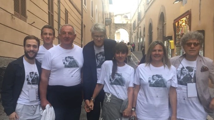 Il gruppo con la T-shirt molto apprezzata dall’archi-star Christo (il più alto al centro è Pio Monti)