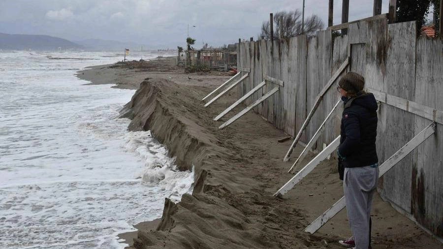 Il mare mangia la spiaggia a Marina di Massa: il fenomeno dell’erosione è implacabile 